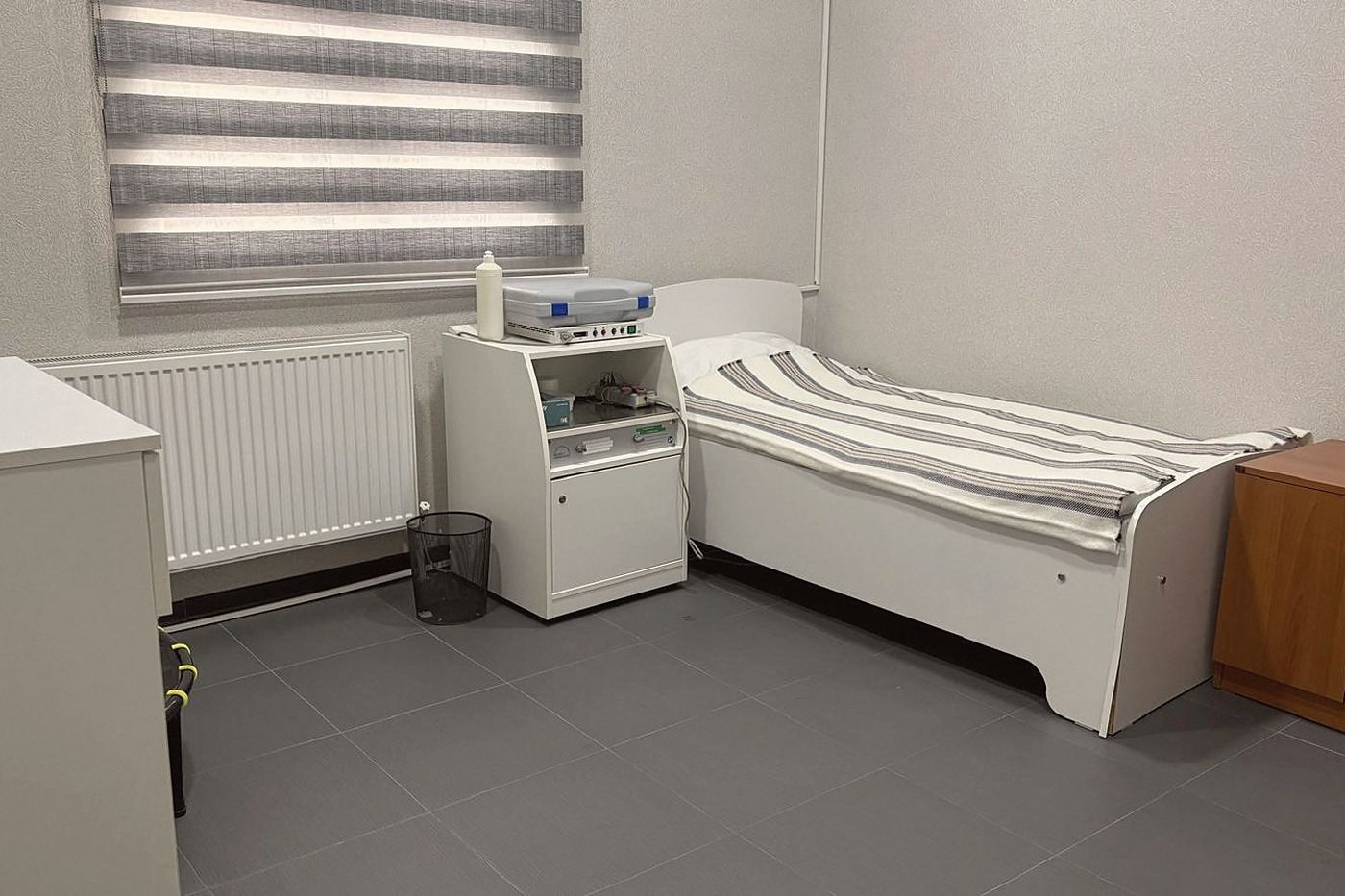 Uyku testi odası: tek kişilik yatak ve başucunda kayıt cihazı